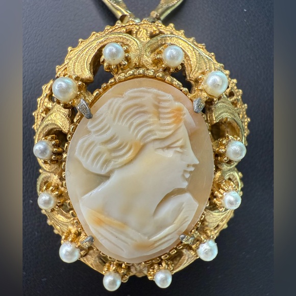Florenza Jewelry - Vintage FLORENZA Shell Cameo Pendant Brooch Necklace Gold Tone